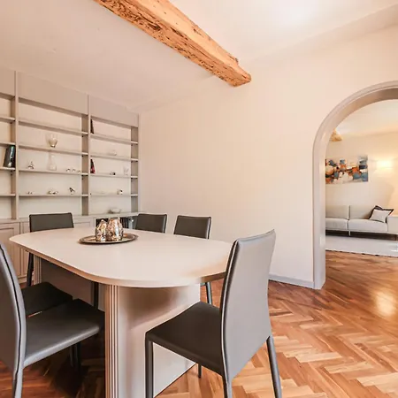 아파트 - Living In Oltrarno