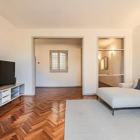 아파트 - Living In Oltrarno